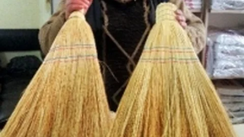 Bursa Yenişehir'de Süpürge Geleneği Sürüyor