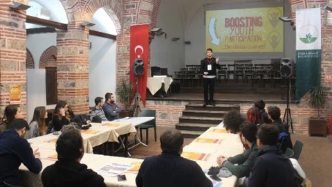 Gençler Politikada Rol Alıyor