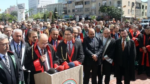 Mersin'de Savcı ve Hakimler Protesto Düzenledi