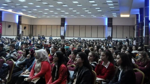Esenyurt'ta Öğrencilere Seminer Verildi
