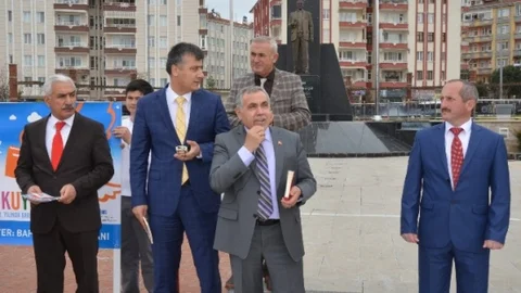 Öğrenciler Barış İçin Okuma Etkinliği Düzenledi