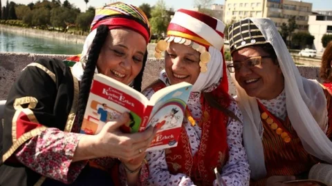 Adana'da Öğrenciler Kitap Okudu