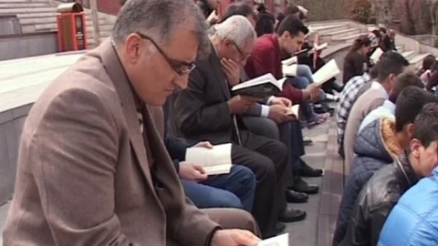 Kernek Meydanı'nda Kitap Okuma Etkinliği