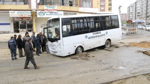 Diyarbakır'da Minibüs Çukura Düştü