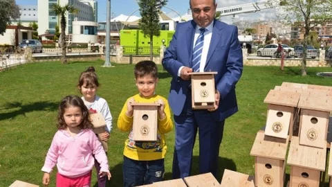 Çiğli'de Kuş Yuvaları Ağaçlara Konuldu