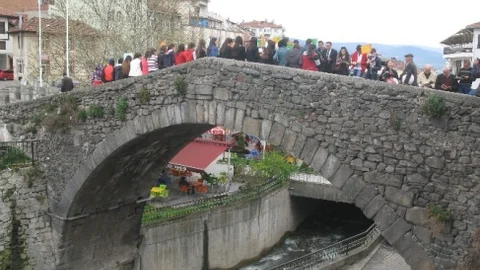 Niksar'da Tarihi Köprüde Kitap Etkinliği
