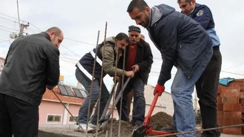 Bağlar'da İki Kaçak Ev Yıkıldı