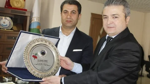Hakkari'de İş Adamına Plaket Töreni