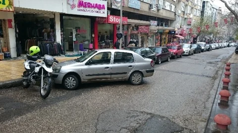Kahramanmaraş'ta Kaldırımlar Otopark Oldu