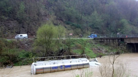 Bartın'da Tır Devrildi, Şoför Kurtuldu