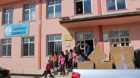 Samsat'ta Öğrencilere Giyim Yardımı