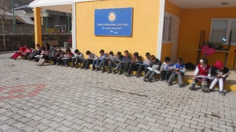 Muradiye'de Kitap Okuma Etkinliği Düzenlendi
