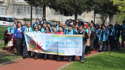 Manisa'da Otizm Farkındalık Yürüyüşü Düzenlendi