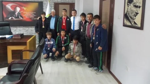 Uzundere Kaymakamı Takımı Ödüllendirdi