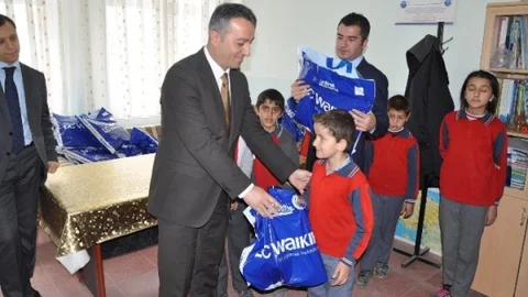 Yerköy'de Öğrencilere Kıyafet Yardımı Yapıldı