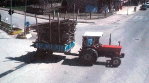 Aşırı Yüklü Traktör Trafik Tehlikesi Yarattı