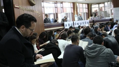 Aydın'da Öğrencilerden Kitap Okuma Eylemi