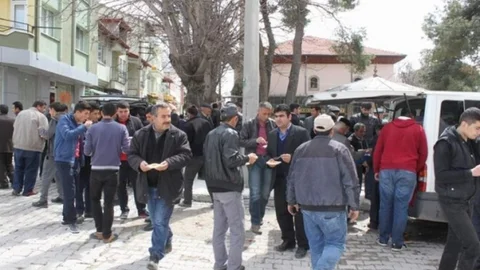 Dinar'da Savcı Kiraz İçin Helva Dağıtımı