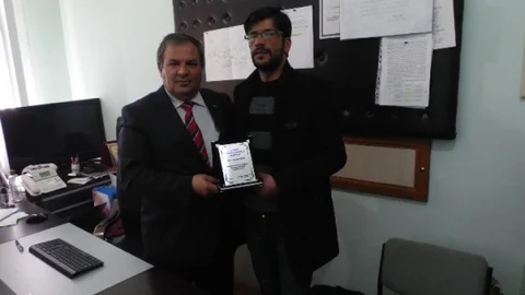 Eleşkirt'te Muhtardan Kaymakama Plaket