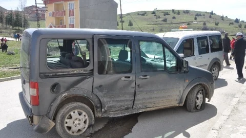 Bozüyük'te İki Kamyonet Çarpıştı