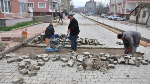 Gölbaşı'nda Yol ve Kaldırım Çalışmaları