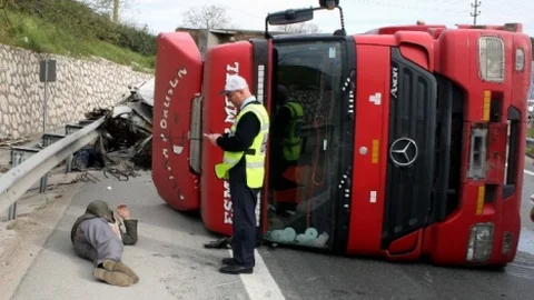 Bursa'da Tır Kazası Meydana Geldi