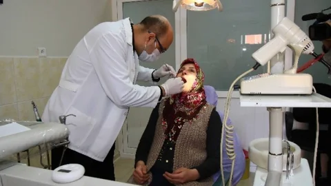 Bayraklı'da Yeni Diş Polikliniği Açıldı