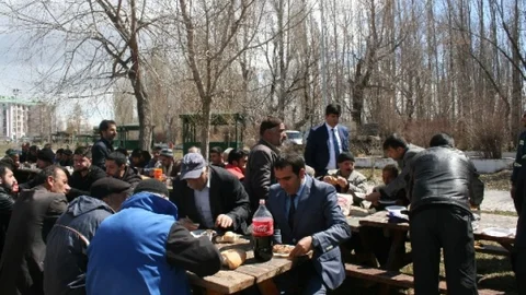 Pasinler'de Orman İşçilerine Yemek İkramı