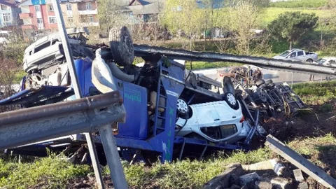 Kocaeli TEM Otoyolunda TIR Devrildi