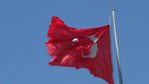 Side'de Yıpranmış Türk Bayrağı Tepkileri Artıyor