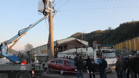 Zonguldak'ta Elektrik Direğine Çarpan Araçta 4 Yaralı