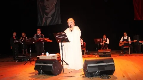 Beylikdüzü'nde Nostaljik Konser Geceyi Renklendirdi