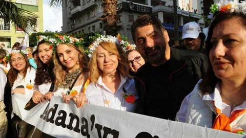 Adana'da Karnaval Rüzgarı Esti