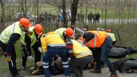 Sakarya'da Lastiği Patlayan Kamyonet Kaza Yaptı