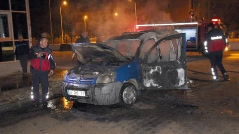 Nazilli'de Park Halindeki Araç Yandı