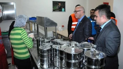 Ekrem Eşkinat Aşevinde Yemek Dağıttı