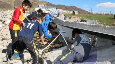 Güzelkonak'ta Karakol Enkazından Ekmek Çıkıyor
