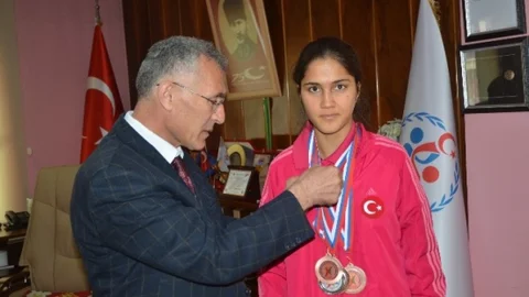 Adana'da Özel Sporcuya Ödül Verildi