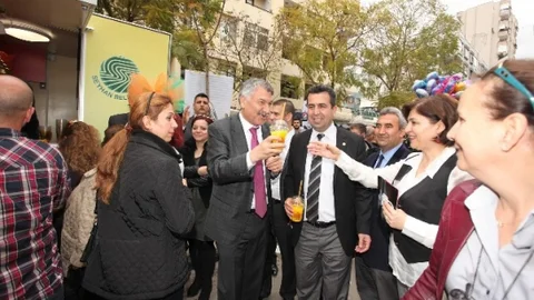 Adana'da Taze Portakal Suyu İkramı