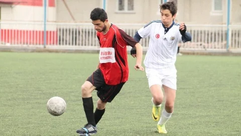 İncesu'da Gençler Futbol Mücadelesi