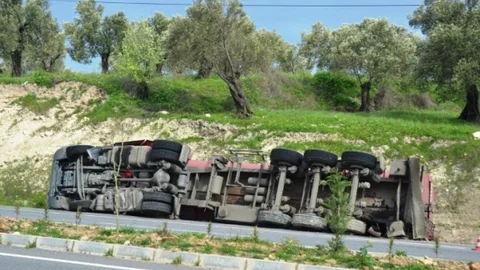 Balıkesir'de TIR Devrildi