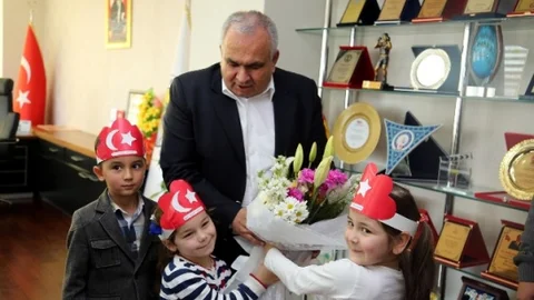 Minik Öğrenciler Başkan Tollu'yu Ziyaret Etti