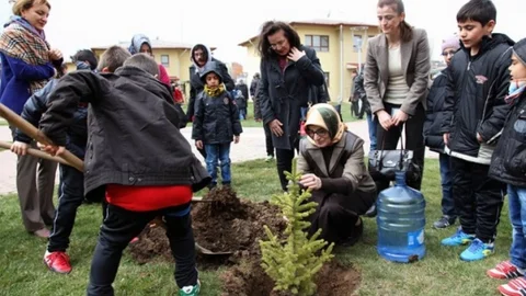 Sivas'ta Çocuklardan Fidan Dikimi