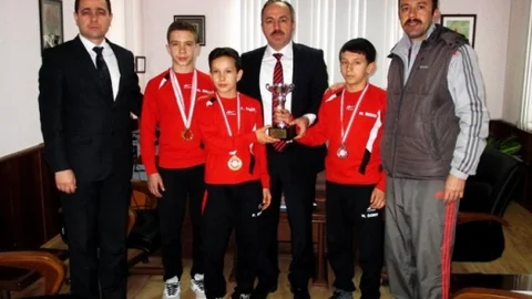 Başarılı Güreşçilerden Müdür Ziyareti