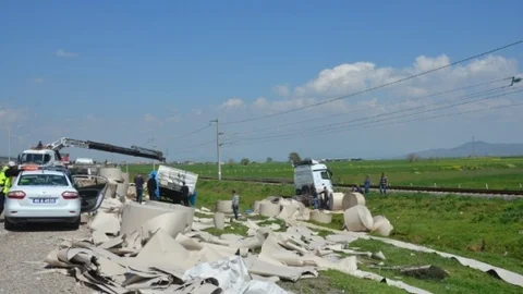 Kağıt Yüklü TIR Yoldan Çıktı