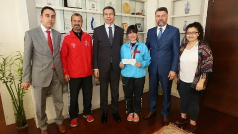 Denizli'de Şeyma'ya Ödül Verildi