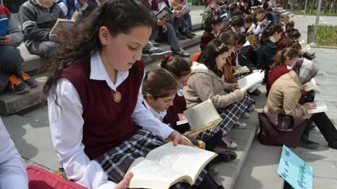 Kula'da Öğrenciler Kitap Okudu