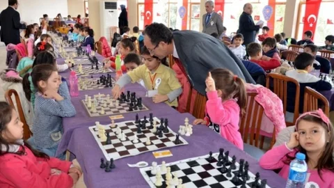 Burdur'da Çocuklar İçin Satranç Turnuvası