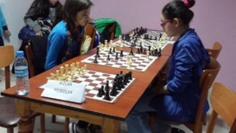 Cumhuriyet Ortaokulu'ndan Satranç Başarısı