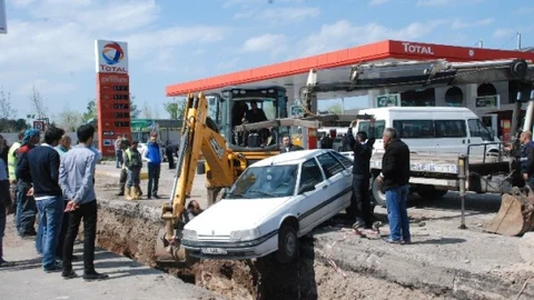 El Freni Açık Araç Çukura Düştü